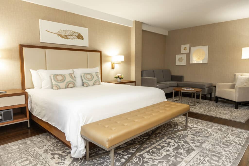 King Suite - Lord Nelson Hotel & Suites